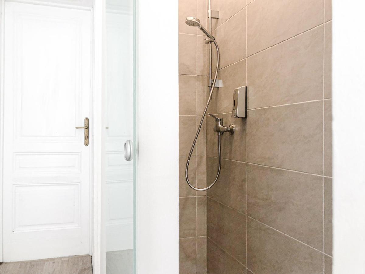 Commodious 2br Apt. Near Akh-perfect For Groups Apartament